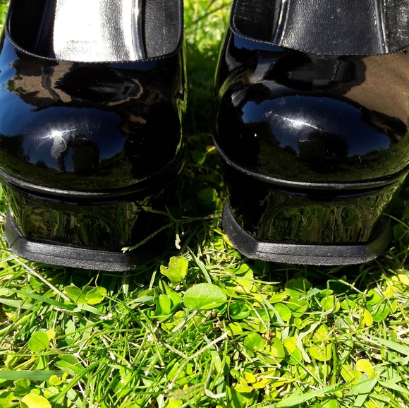 Yves Saint Laurent Black Patent Leather Heels - Picture 6 of 13